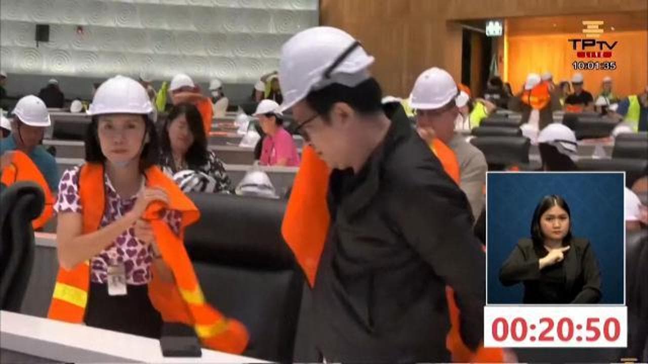 Thailandia, i parlamentari tornano in aula con elmetti. Per loro anche esercitazioni di emergenza