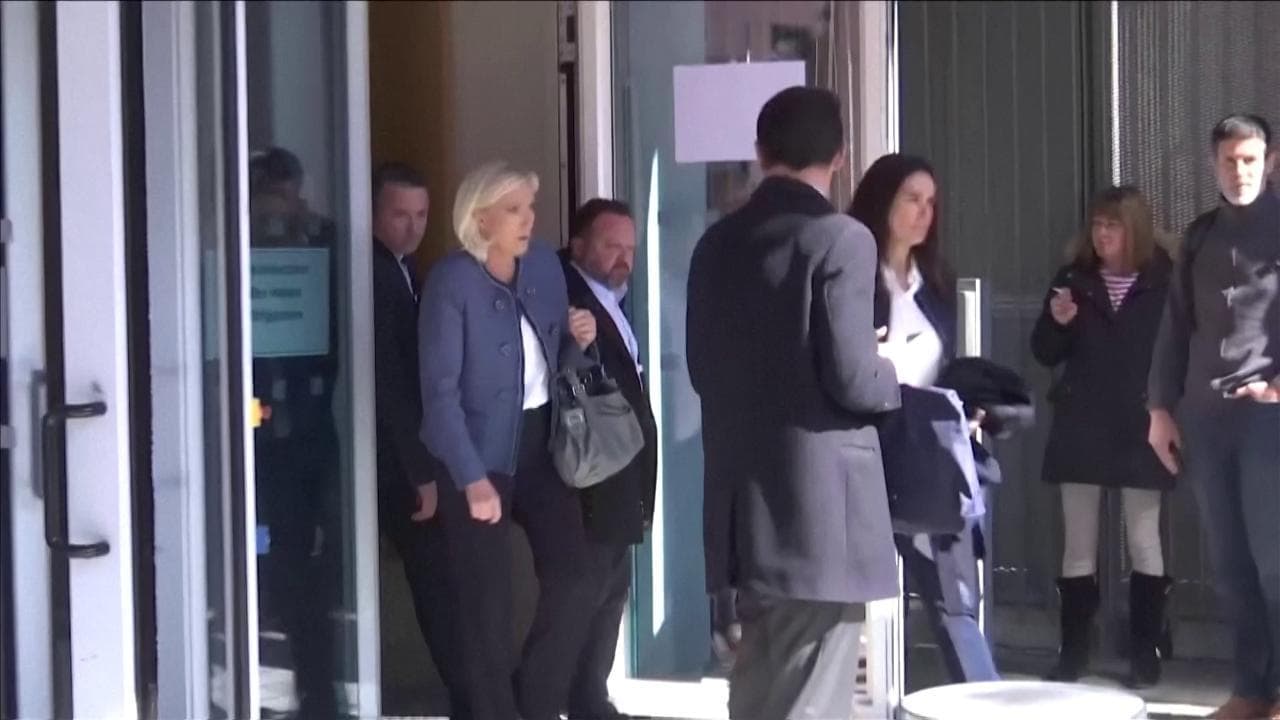 Marine Le Pen ineleggibile, esce dall'aula da condannata a lettura della sentenza ancora in corso