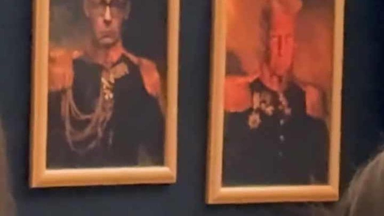 Youtuber tedeschi “espongono” Trump e Merz al Louvre: ritratti appesi vicino alla Gioconda