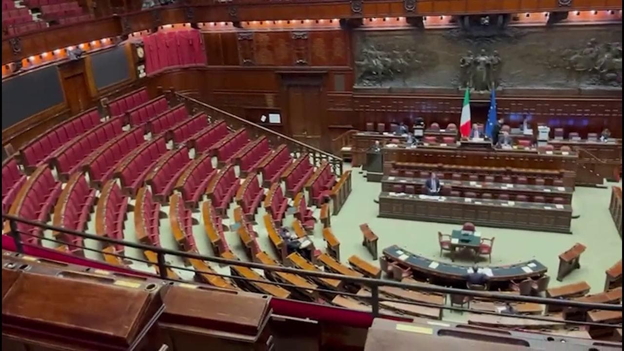 Il sottosegretario Gemmato parla di obesità all'aula deserta: la ripresa è sconfortante