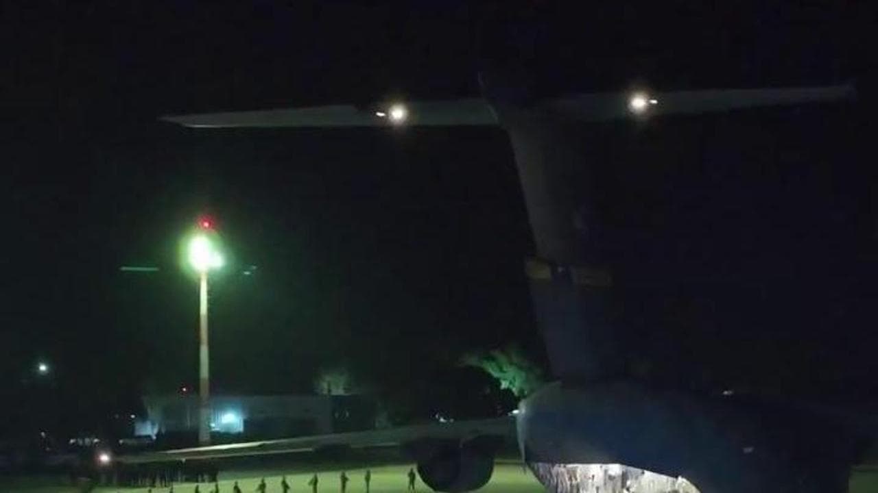 Trump deporta i migranti in Salvador sfidando i giudici: trascinati, messi in ginocchio e rasati