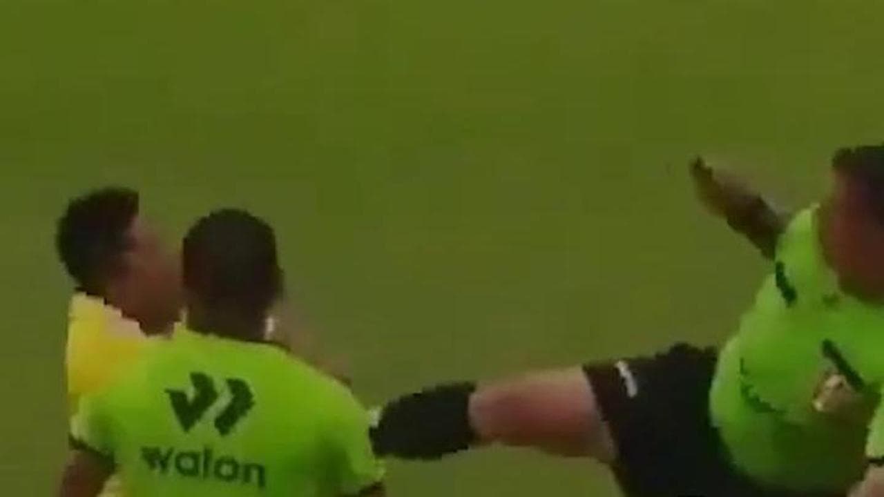 Copa Perù, l'arbitro abbatte l'invasore di campo con un calcio da karateka