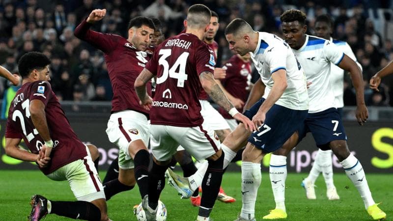 Una mischia nel finale in area del Torino