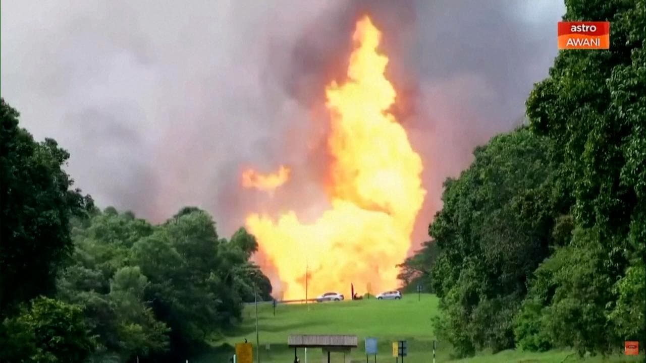 Esplode il gasdotto Petronas in Malesia: fiamme alle porte di Kuala Lumpur, decine di feriti