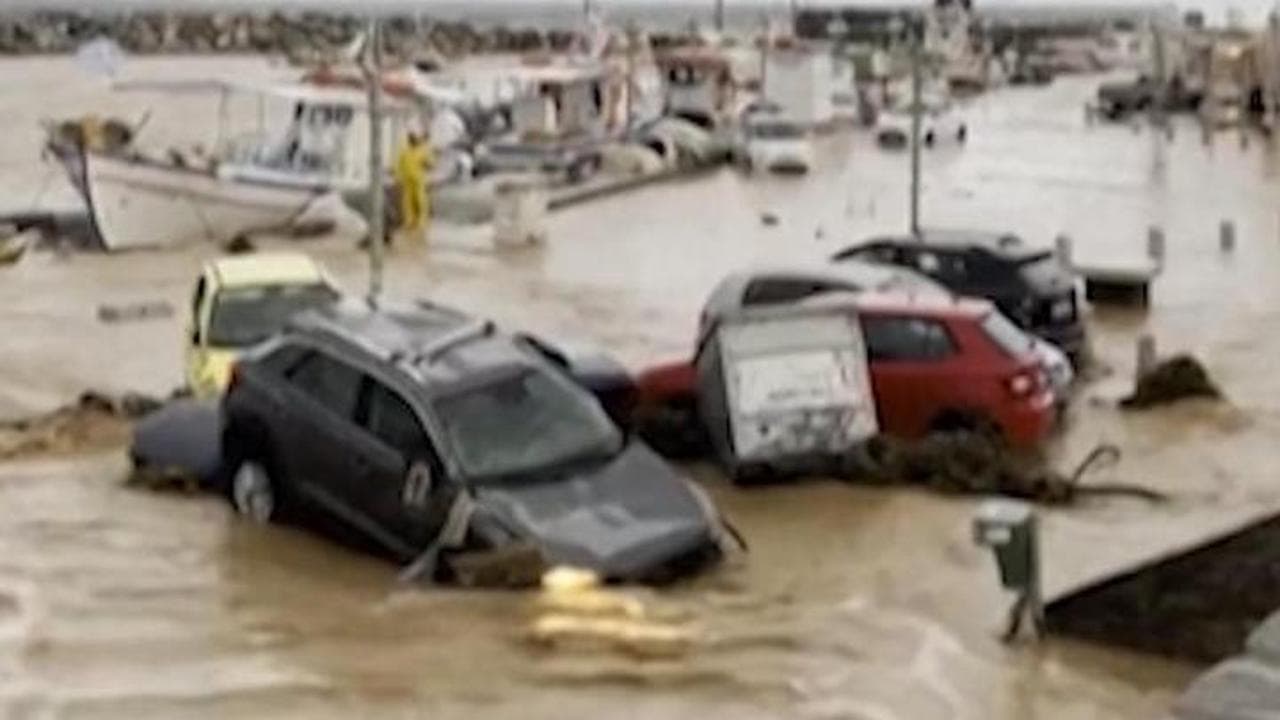 Grecia: Paros flagellata dall'alluvione, le auto trascinate in mare
