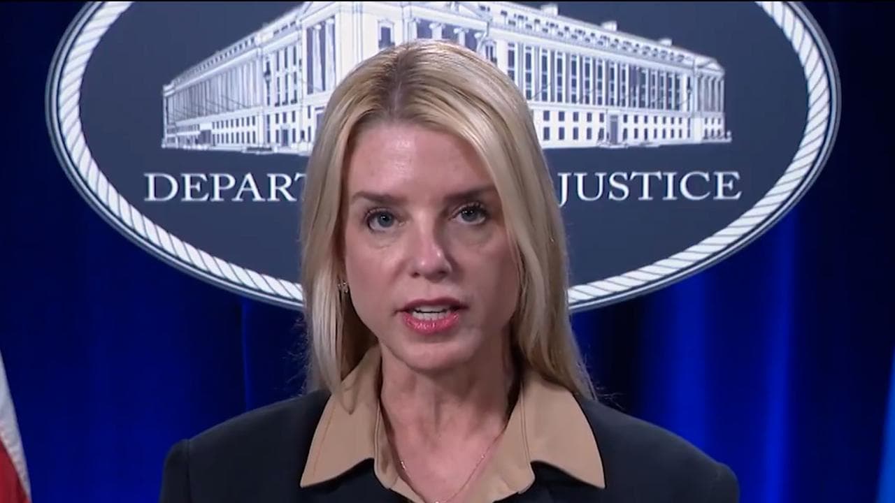Attacchi a Tesla, il monito della procuratrice Pam Bondi: "La giustizia sta arrivando"