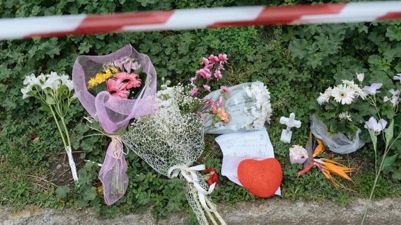 Messina, fiori e messaggi nel luogo in cui è stata accoltellata Sara Campanella