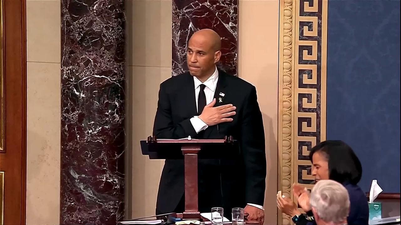 Usa, Cory Booker batte il record storico del Senato: oltre 25 ore di discorso contro Trump e Musk