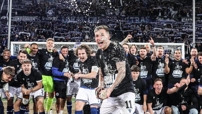 La festa dei giocatori dell'Arminia Bielefeld