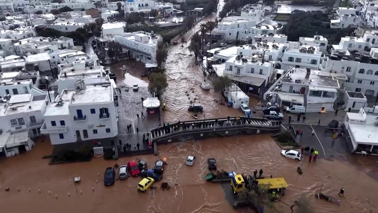 Paros sommersa dal fango: droni svelano la devastazione sull'isola greca dopo le inondazioni