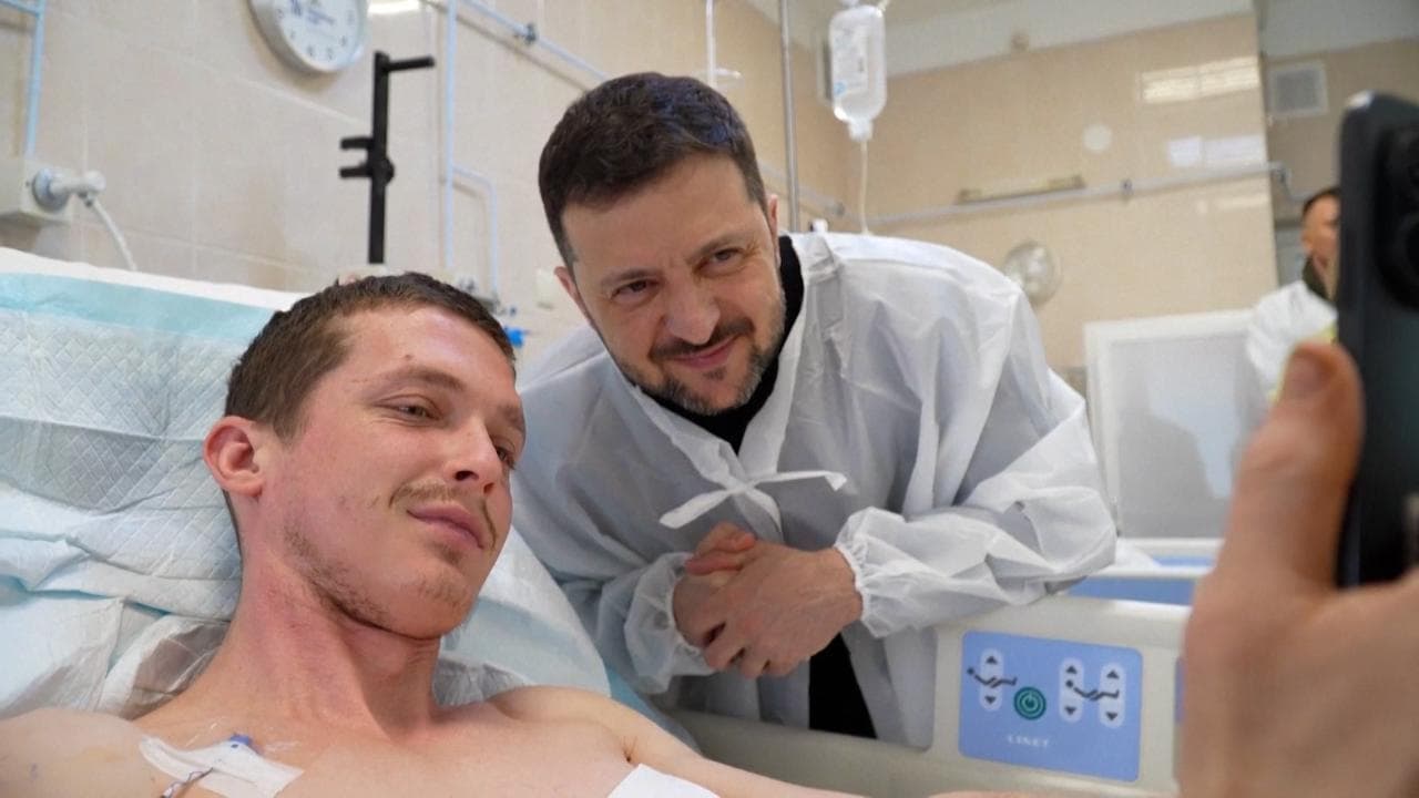 Ucraina: Zelensky visita i soldati feriti tra selfie, strette di mano e onorificenze