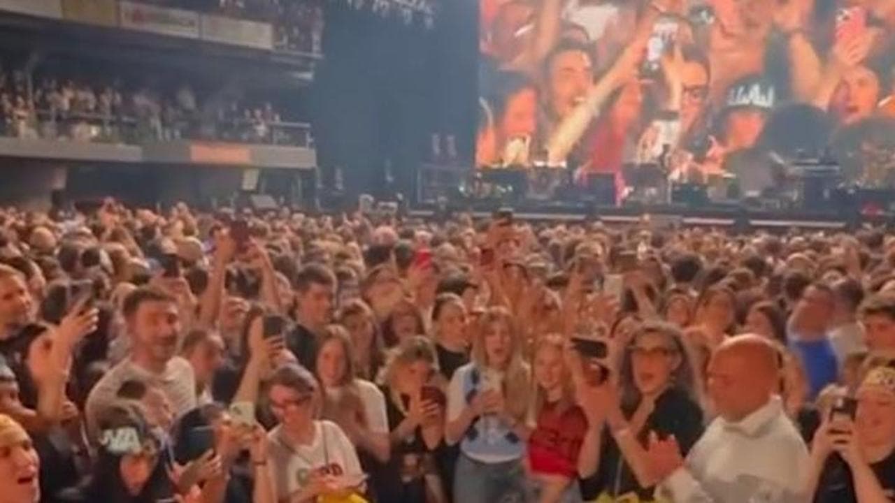 Proposta di matrimonio durante il concerto di Jovanotti, che si ferma e fa la 'telecronaca'