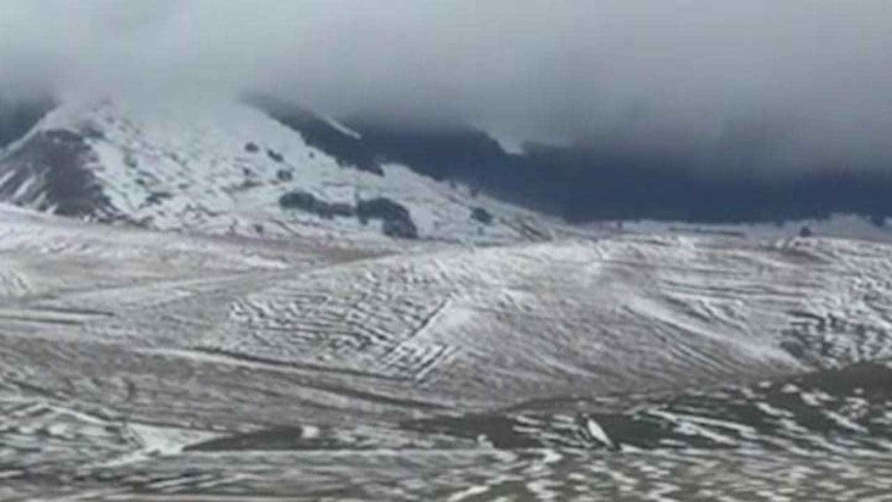Umbria, neve di primavera a Castelluccio di Norcia: lo spettacolo dei Piani innevati