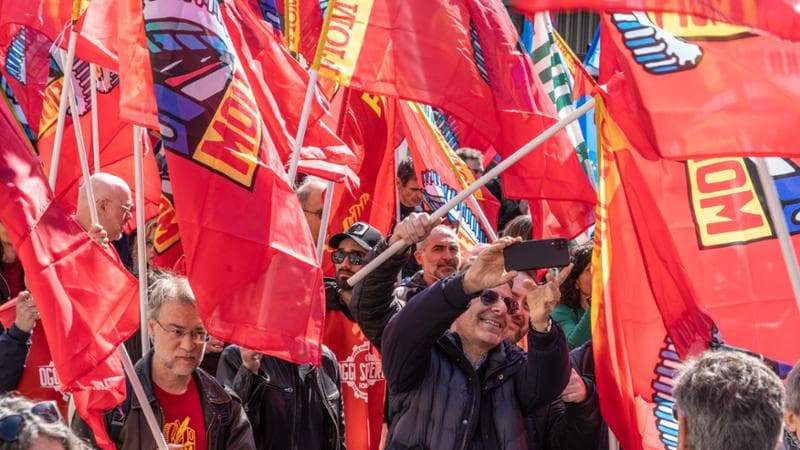 Padova, i dipendenti non scioperano e l’azienda li premia: “Buono spesa da 50 euro”