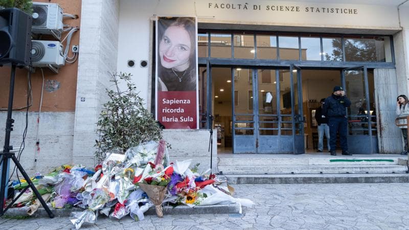 Roma, 2 aprile: fiori per Ilaria Sula alla Sapienza
