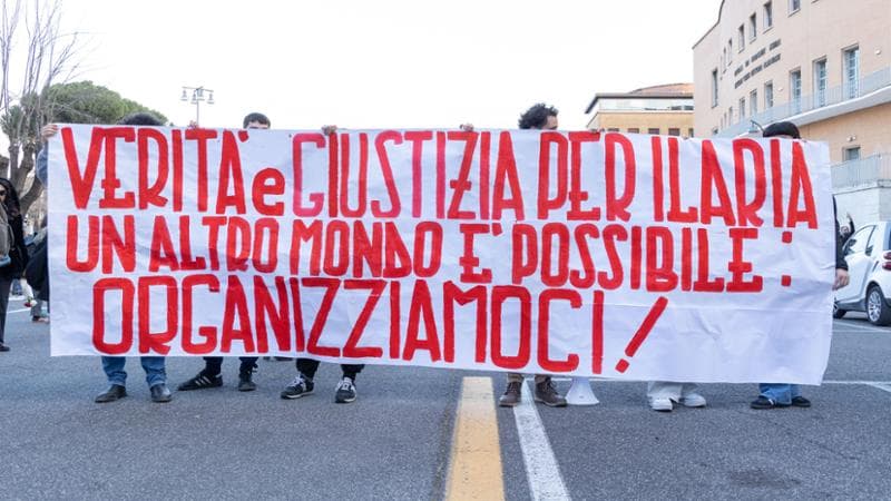 Roma, 2 aprile: uno striscione per ricordare Ilaria Sula di fronte alla facoltà di Statistica dell’Università La Sapienza