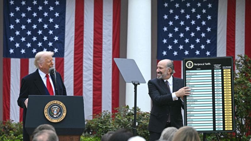 Trump e i dazi Usa, l’annuncio: “Ci hanno derubato tutti. All'Ue tariffe del 20%, per le auto il 25"