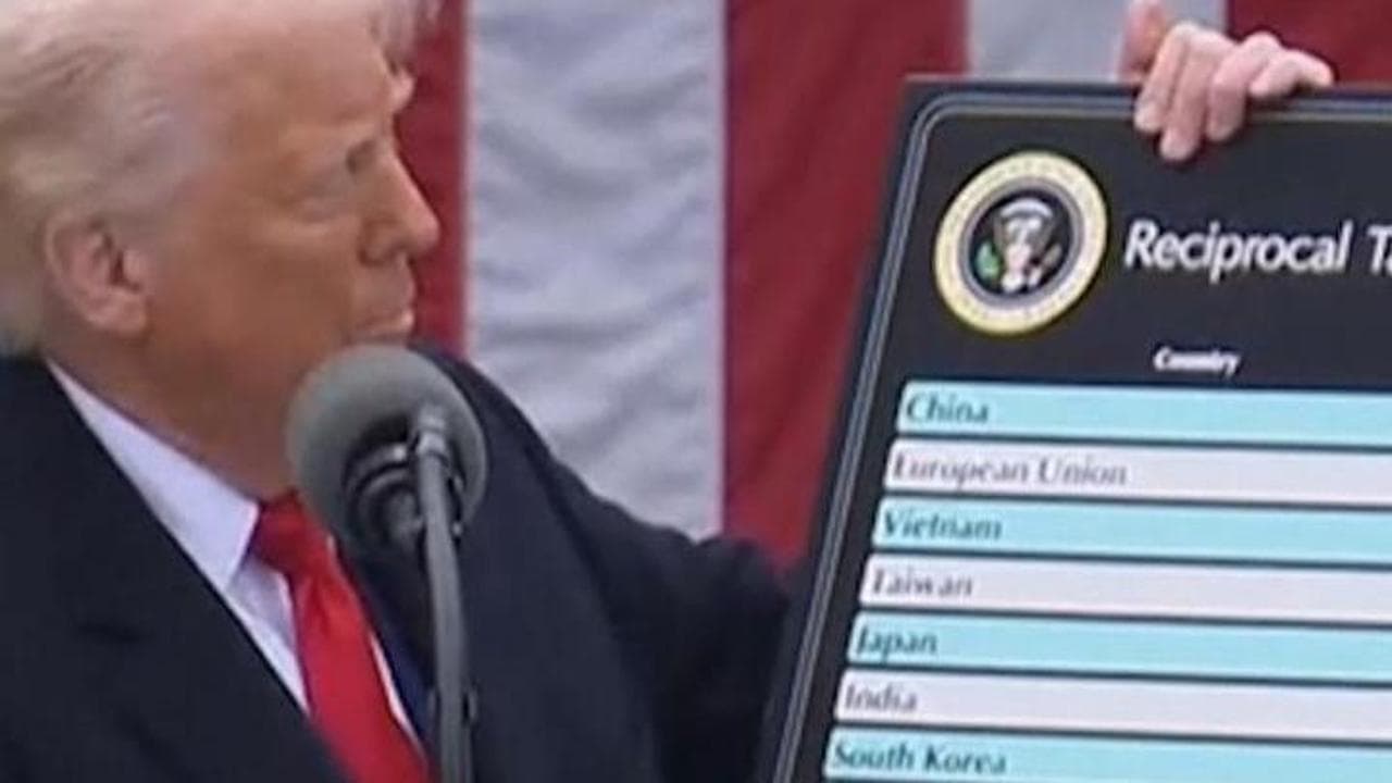 Trump e i "cattivi" sulla lavagna, dopo la Cina l'Europa: "Ci stanno truffando, dazi al 20%"