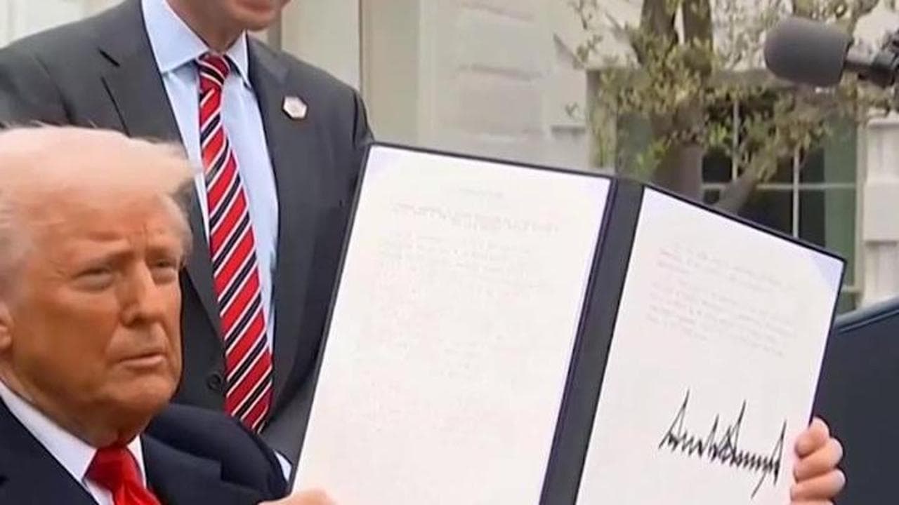 Il cappellino lanciato e la firma "storica": lo show di Trump sulle tariffe