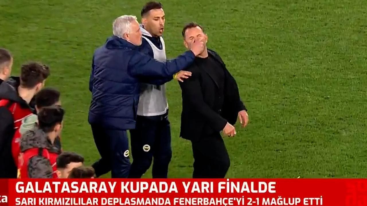 Coppa di Turchia, Mourinho aggredisce il tecnico del Galatasaray: caos in campo