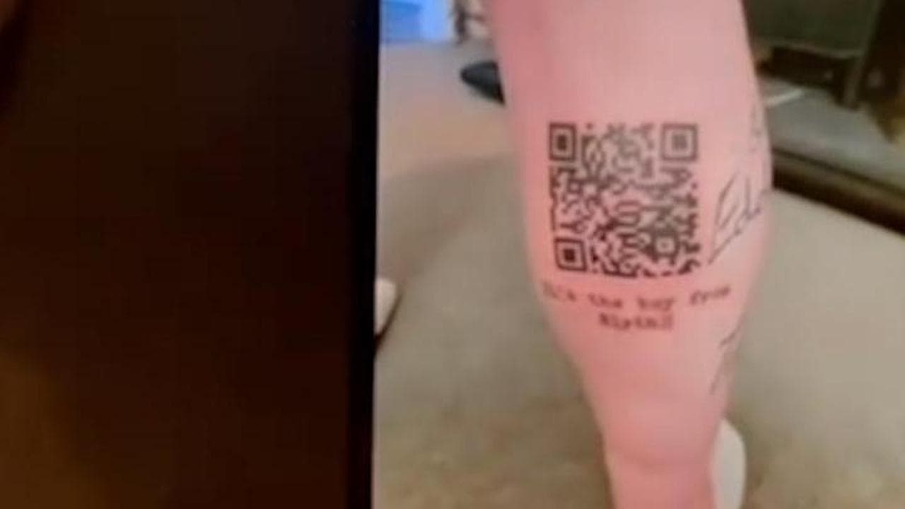 Tifoso del Newcastle si tatua il codice QR della storica vittoria contro il Liverpool