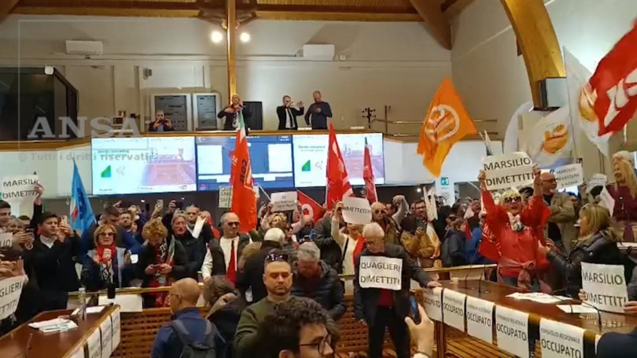Abruzzo, l'opposizione occupa il Consiglio regionale. "Bella ciao" contro tasse e deficit sanitario