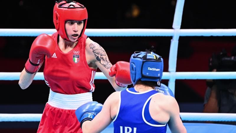 Con la canottiera rossa durante un incontro per le qualificazioni olimpiche (Getty images)