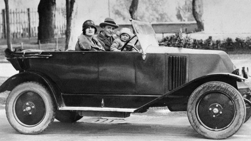 Lo scrittore con la moglie Zelda e la figlia Frances, detta Scottie, durante una gita in auto in Italia (Getty images)