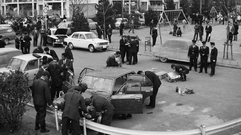 Mesi dopo il furto viene ritrovata un’auto usata dal ladro. Alle indagini parteciparono 170 mila poliziotti; i sospetti furono più di 100 mila (The Asahi Shimbun via Getty Images)
