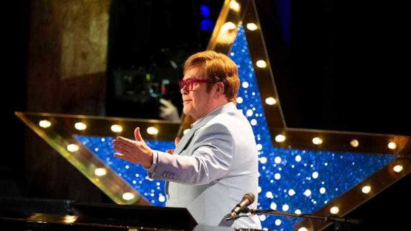La Russia mette al bando la Elton John Foundation: “Propaganda occidentale”