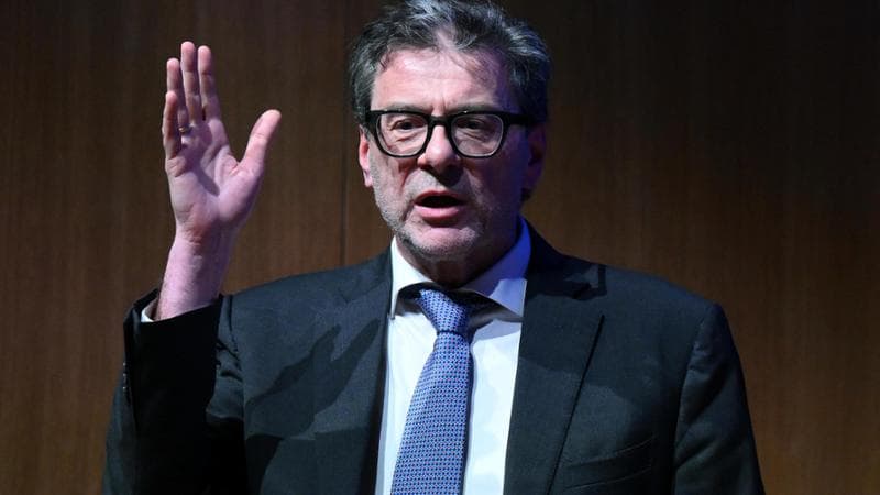 Un decreto per le imprese e una lista per l’Europa: “Non colpire whisky e moto”
