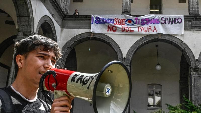 La protesta degli studenti nella facolt&agrave; di Lettere della Federico II di Napoli
