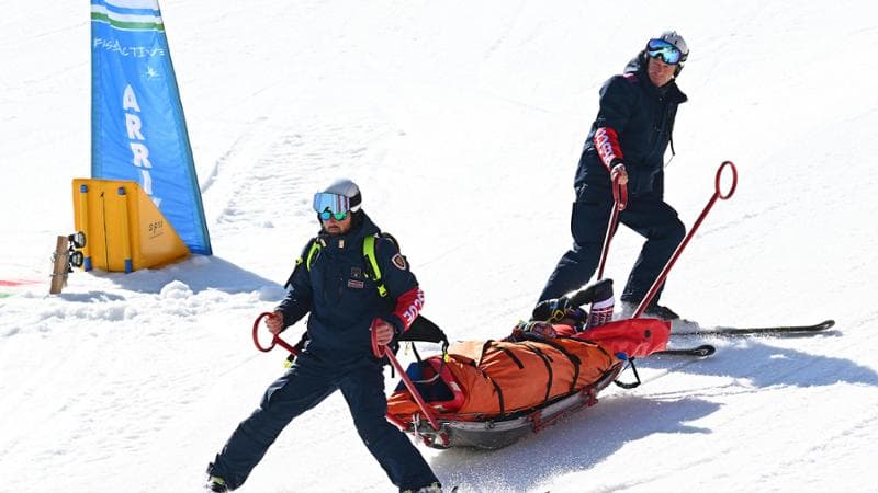 Federica Brignone trasportata dopo l'infortunio in Val di Fassa