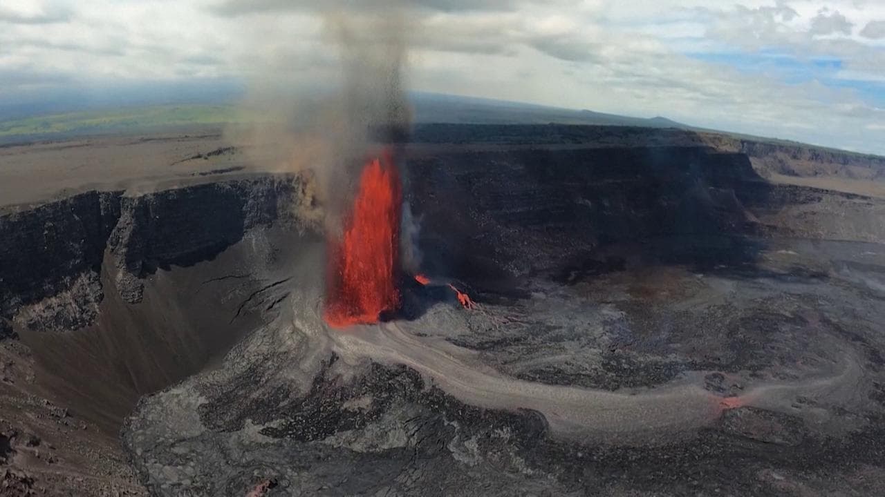 Hawaii, il vulcano Kilauea dà spettacolo: il drone riprende la fontana di lava alta 200 metri