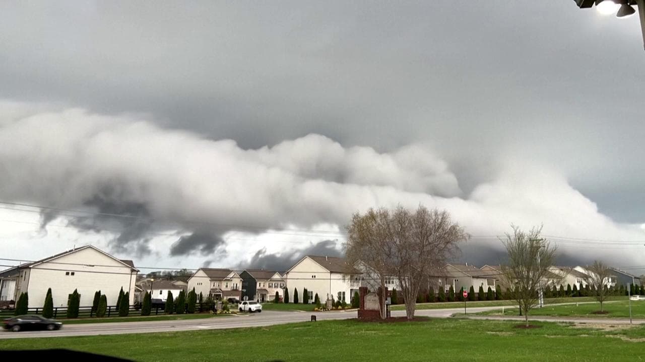 Tennessee, l'arrivo della tempesta in timelapse: nubi temporalesche oscurano il cielo a Spring Hill