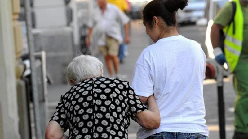 Contributi colf e badanti 2025, primo pagamento entro il 10 aprile: tutte le scadenze e come fare