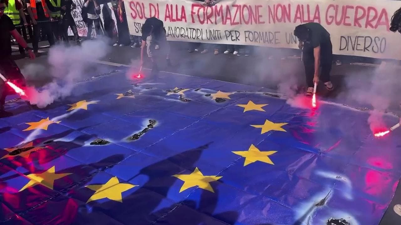 Sciopero studenti: bruciata la bandiera europea davanti al ministero dell'istruzione
