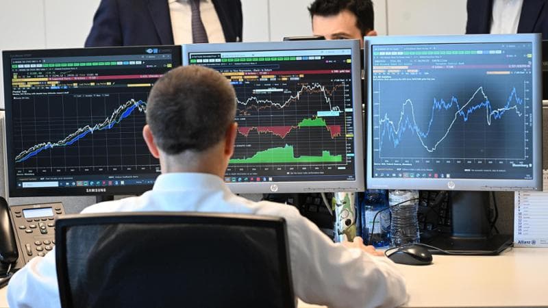 Analisti finanziarti di Allianz, al lavoro nell'area Investitori della società europea di servizi assicurativi e finanziari, Milano, 16 giugno 2023. ANSA/DANIEL DAL ZENNARO