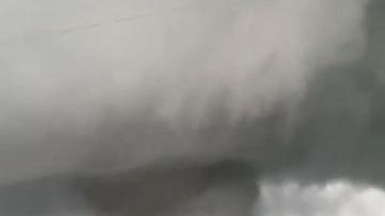 Usa, gigantesco tornado colpisce l'Arkansas: la tempesta ripresa da un'auto in corsa