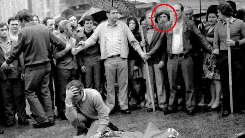 Brescia, 28 maggio 1974: un'immagine della strage di piazza della Loggia. Tra le persone c'è Marco Toffaloni (nel cerchietto)