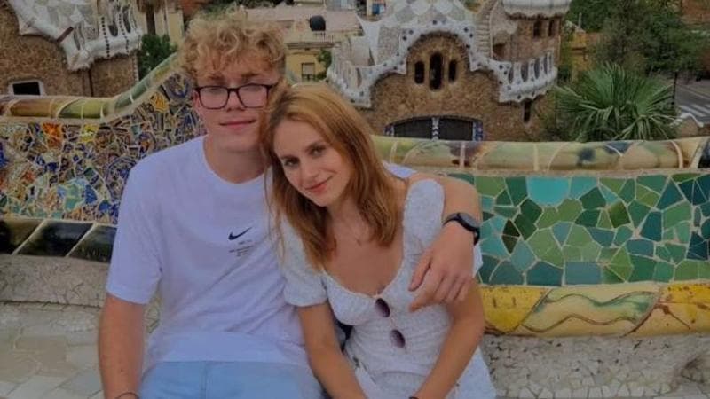 Ilaria Sula con il fratello a Barcellona
