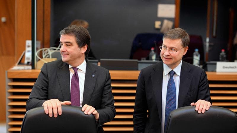 Il vicepresidente esecutivo della Commissione Ue Raffaele Fitto e il commissario Ue all'Economia&nbsp;Valdis Dombrovskis
