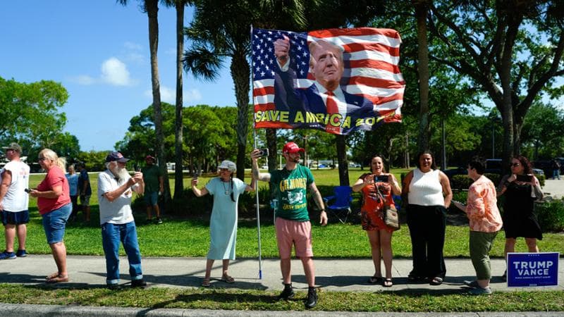 Trump agli investitori dopo i dazi: “È un grande momento per arricchirsi negli Usa”
