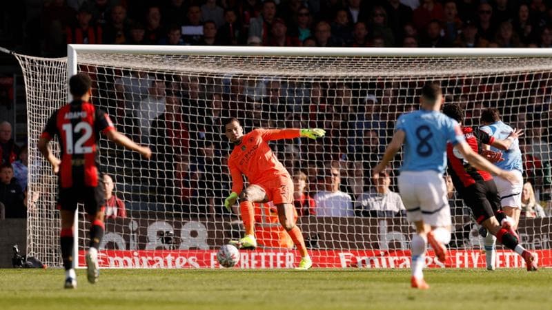 Ederson in azione con il Manchester City