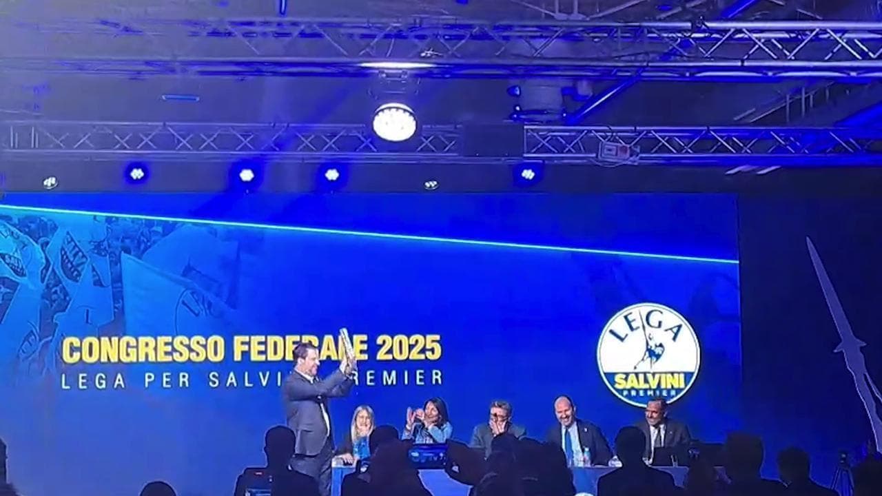 Firenze, al via il congresso della Lega: il saluto di Salvini dal palco