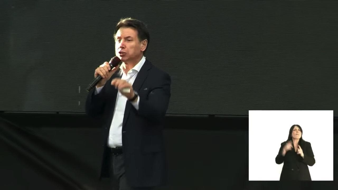 Conte: "Grazie a chi non è del M5S ed è in piazza"