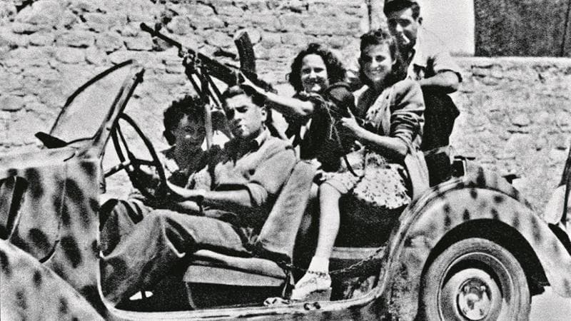 Un gruppo di partigiani del nord Italia nel marzo 1945