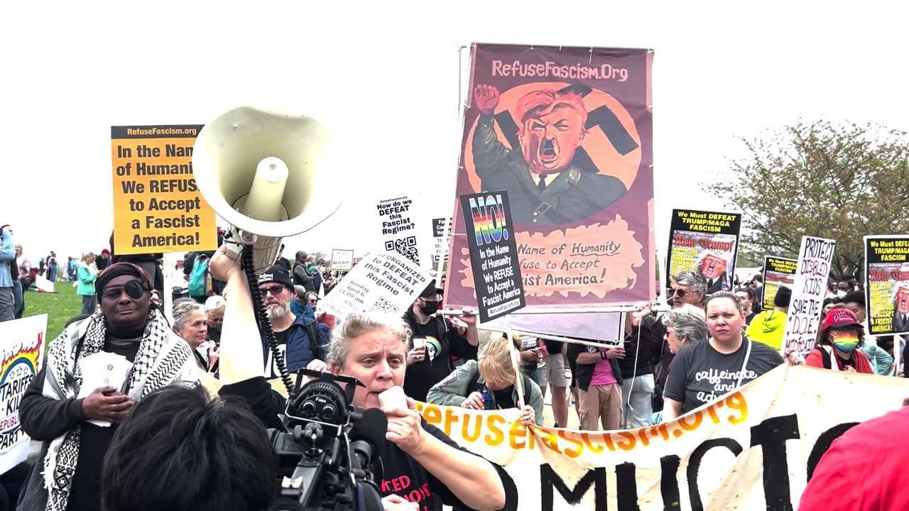 "Hands Off": proteste anti Trump e Musk in tutti gli Stati Uniti