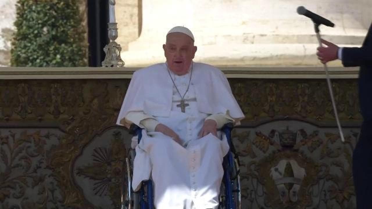 Il Papa a sorpresa in piazza San Pietro: "Buona domenica a tutti"