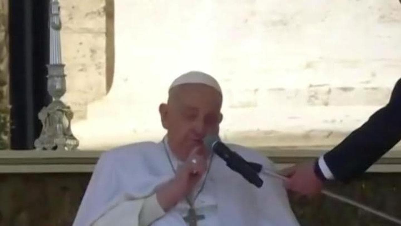 Il Papa a sorpresa in piazza e il siparietto con il microfono che non funziona